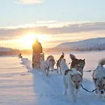 / Huskyfarm Кемпинг